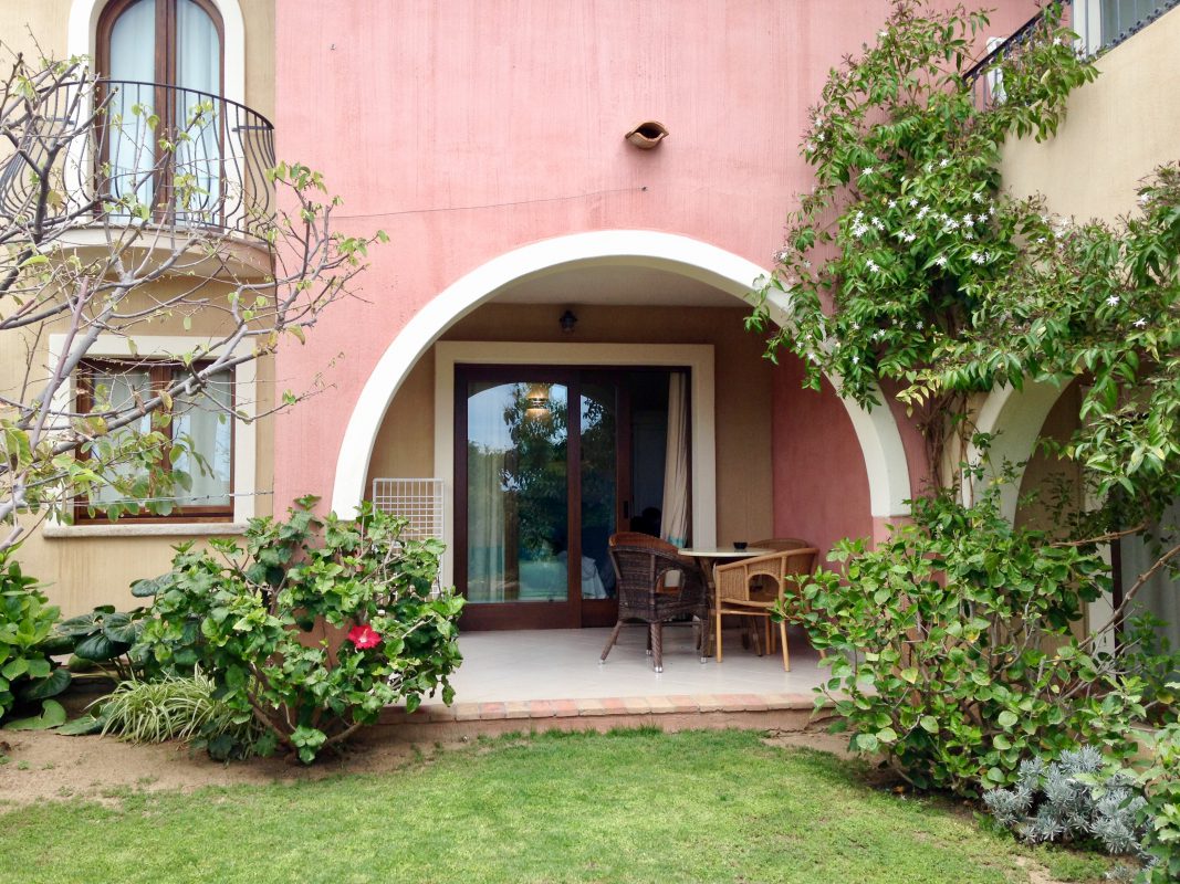 Terrasse der Family Suite im Hotel Mariposas Sardinien