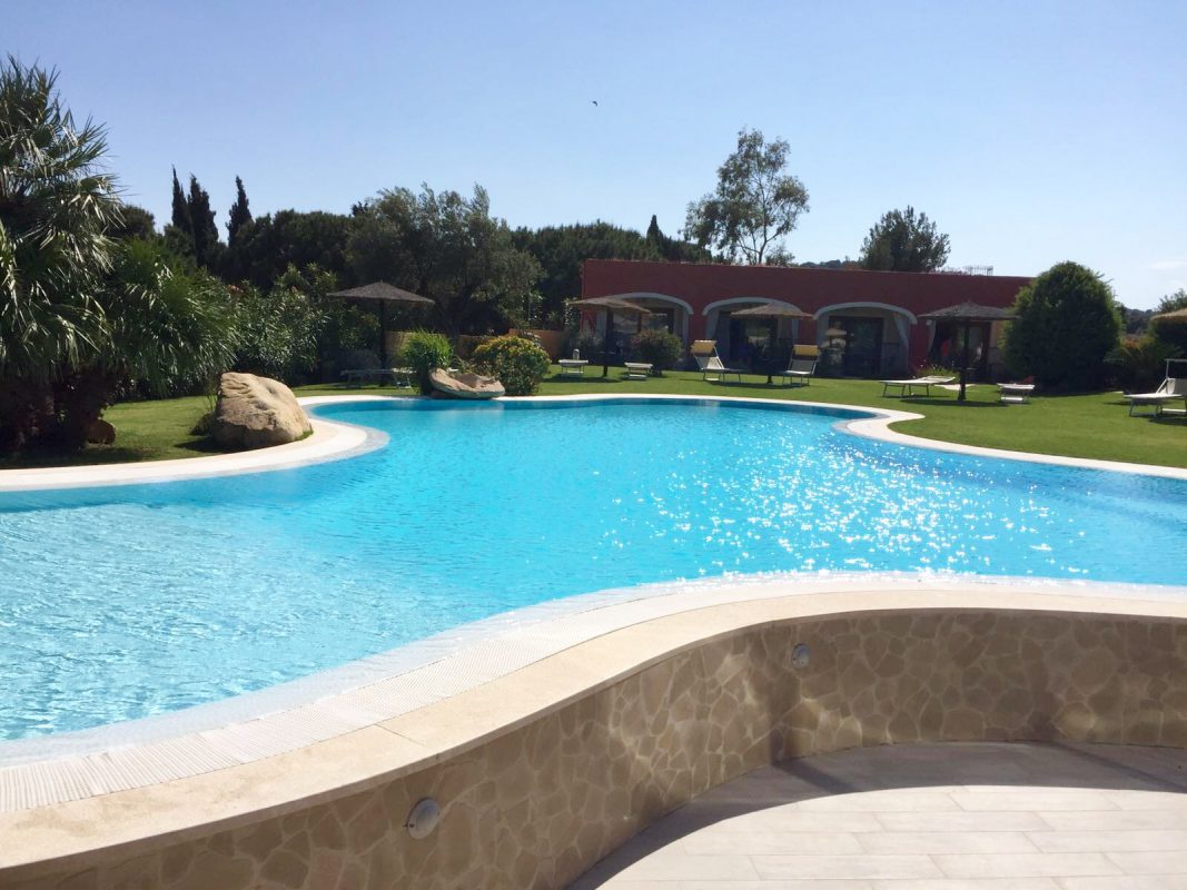 Toller Pool im Hotel Mariposas Sardinien
