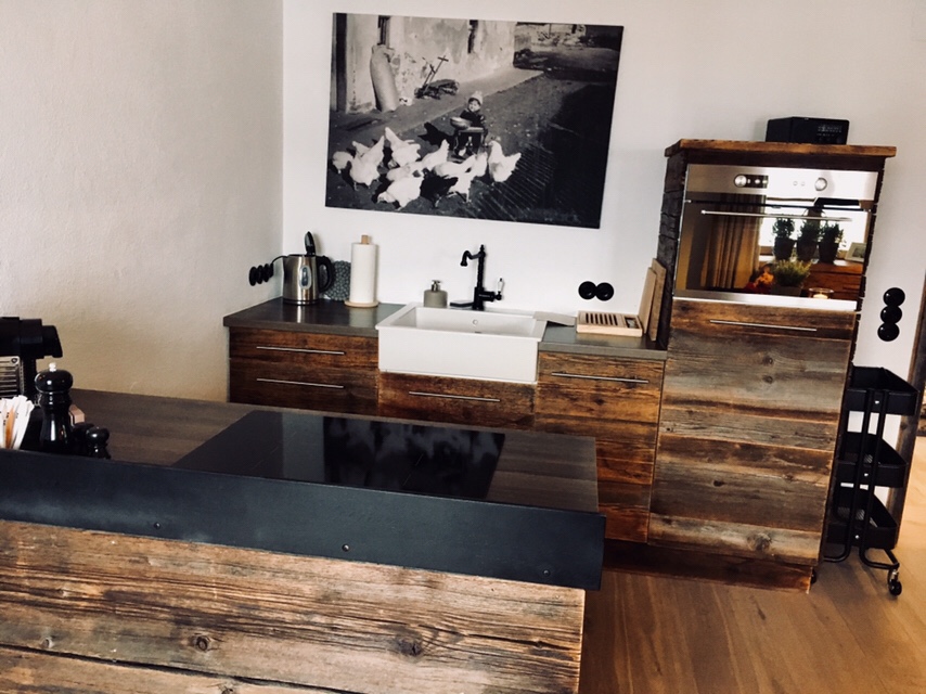 Rustikale Wohnküche im Chalet