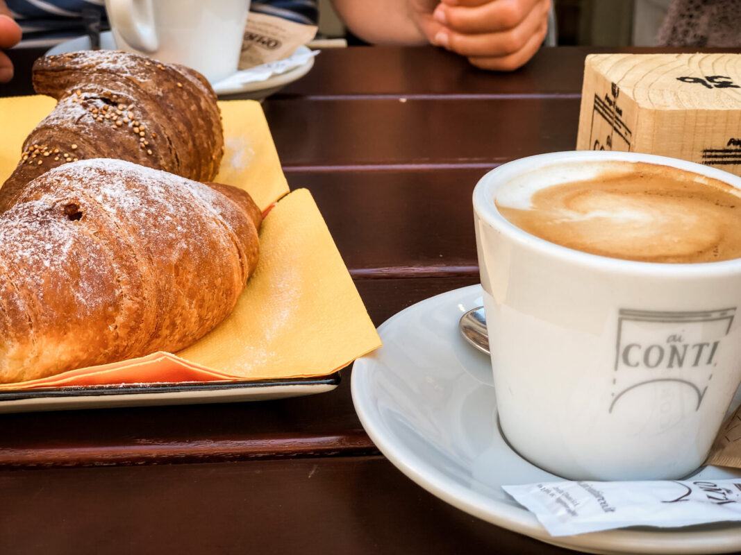 Cappuccino und Cornetto im Conti D‘Arco