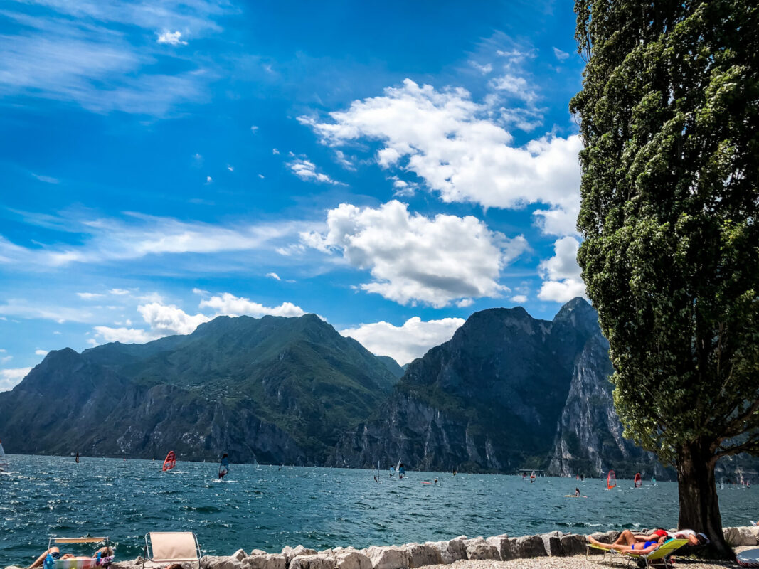 Panoramablick auf den Gardasee in Torbole