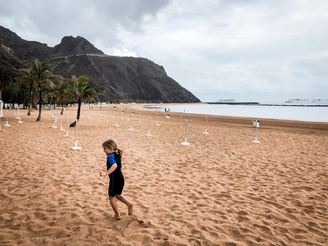 Goldgelber Sandstrand und Palmen Las Teresitas