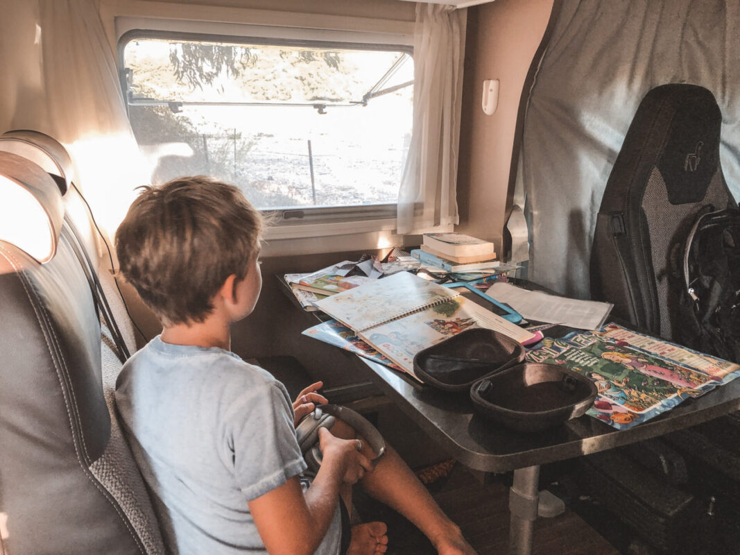 Wohnmobilurlaub mit Kindern mit Spielen für unterwegs