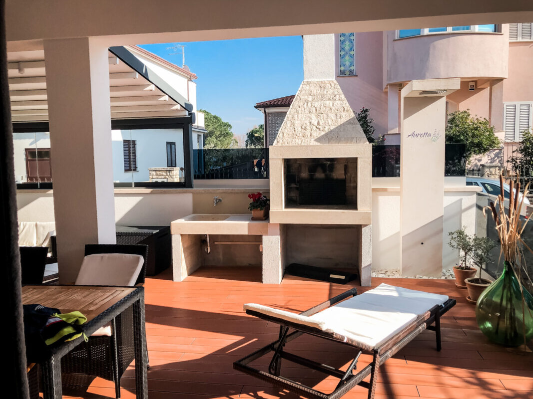 Moderne Terrasse mit Außengrill, Dusche und Whirlpool Auretta