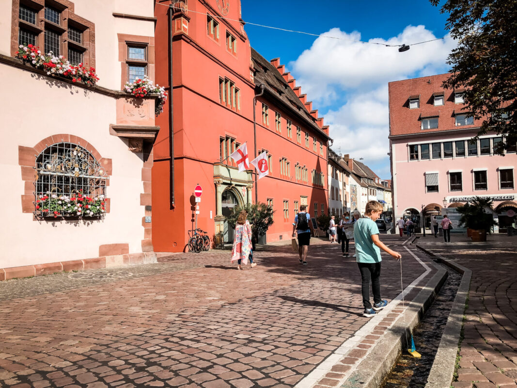 Rathausplatz mit Bächle Familienurlaub, Freiburg