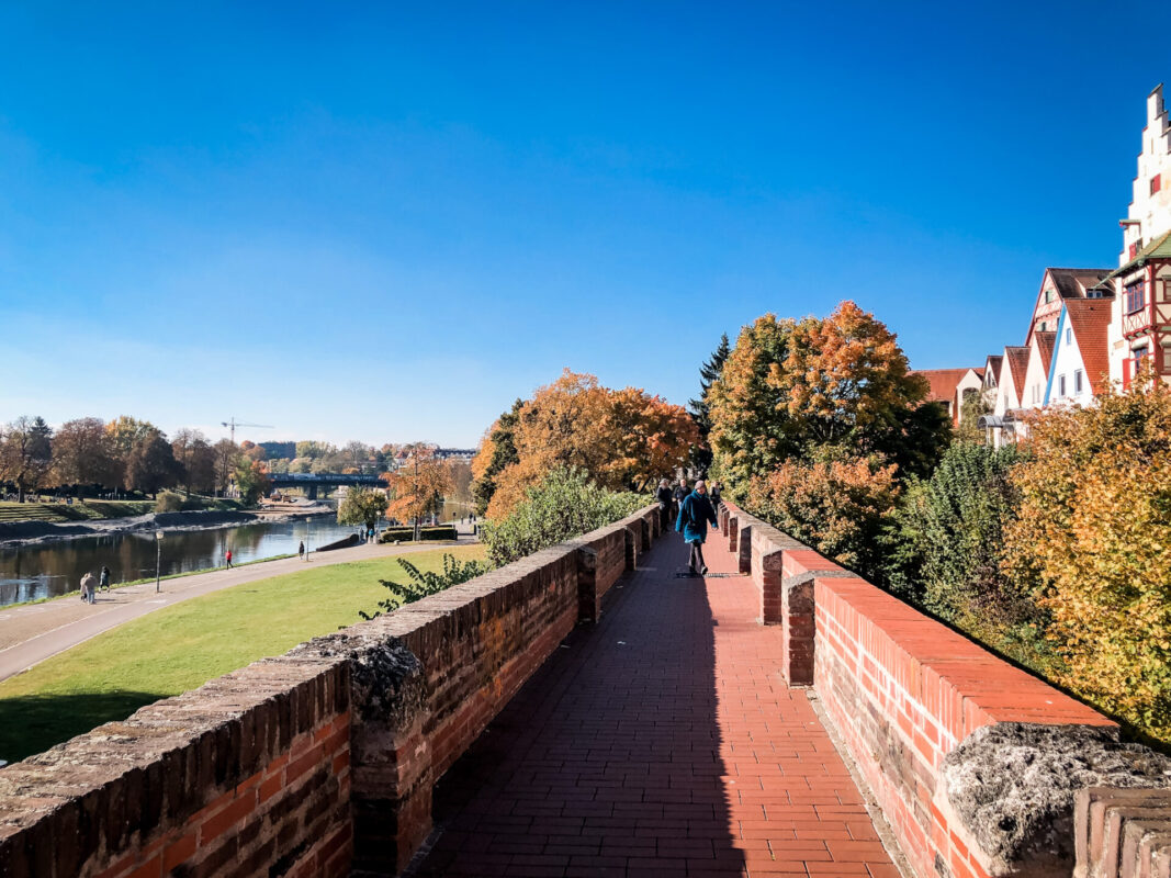 Auf der Stadtmauer in Ulm an der Donau