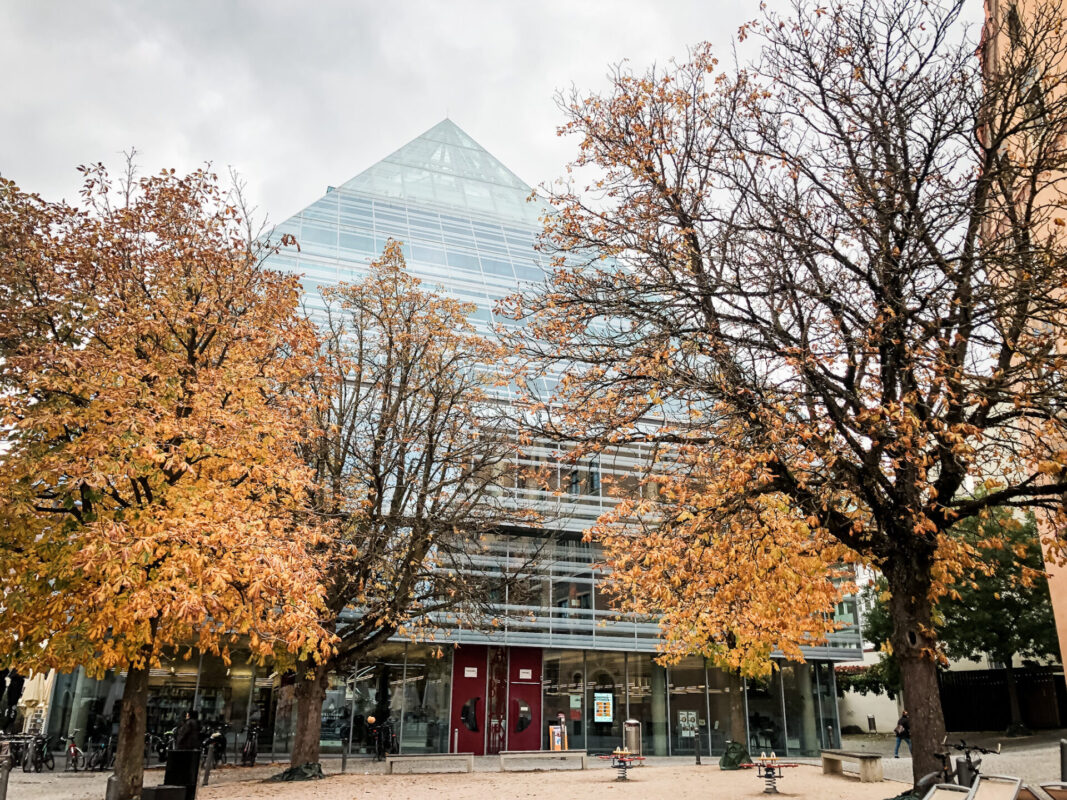 Zentral Bibliothek Ulm im Herbst