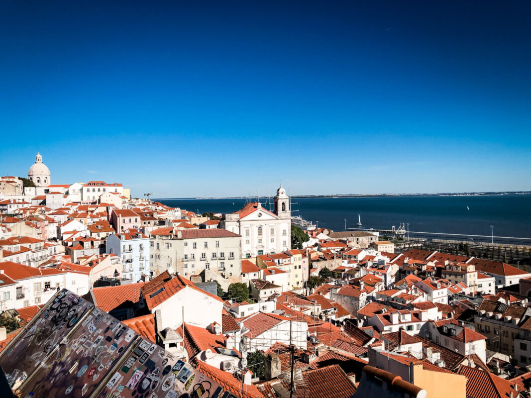 Über den Dächern Lissabons am Miradouro Santa Luzia