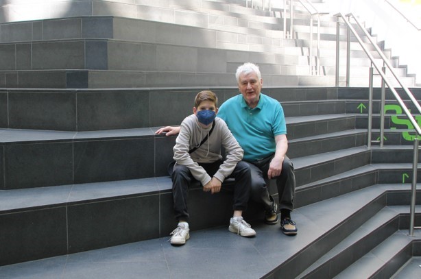 Enkel Philip und Großvater Horst im Klimahaus