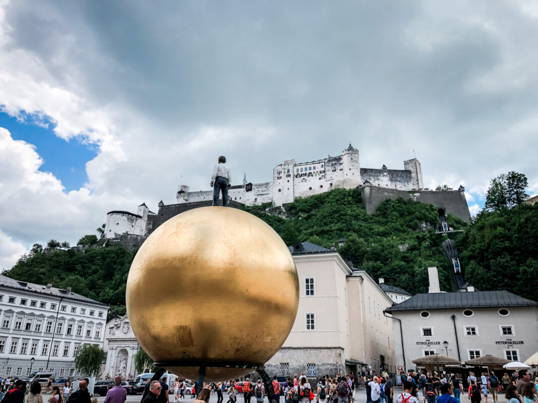 Kapitelplatz mit zeitgenössischer Kunst