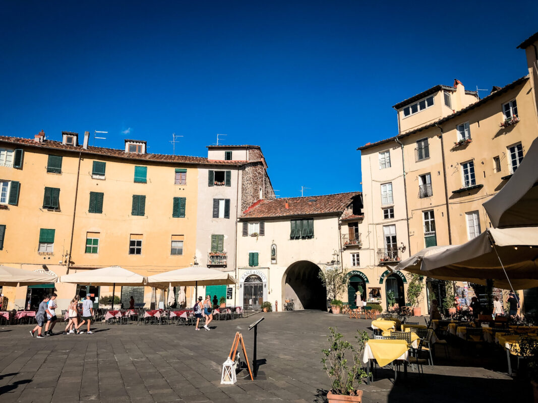 Der Piazza dell‘Anfiteatro in Lucca