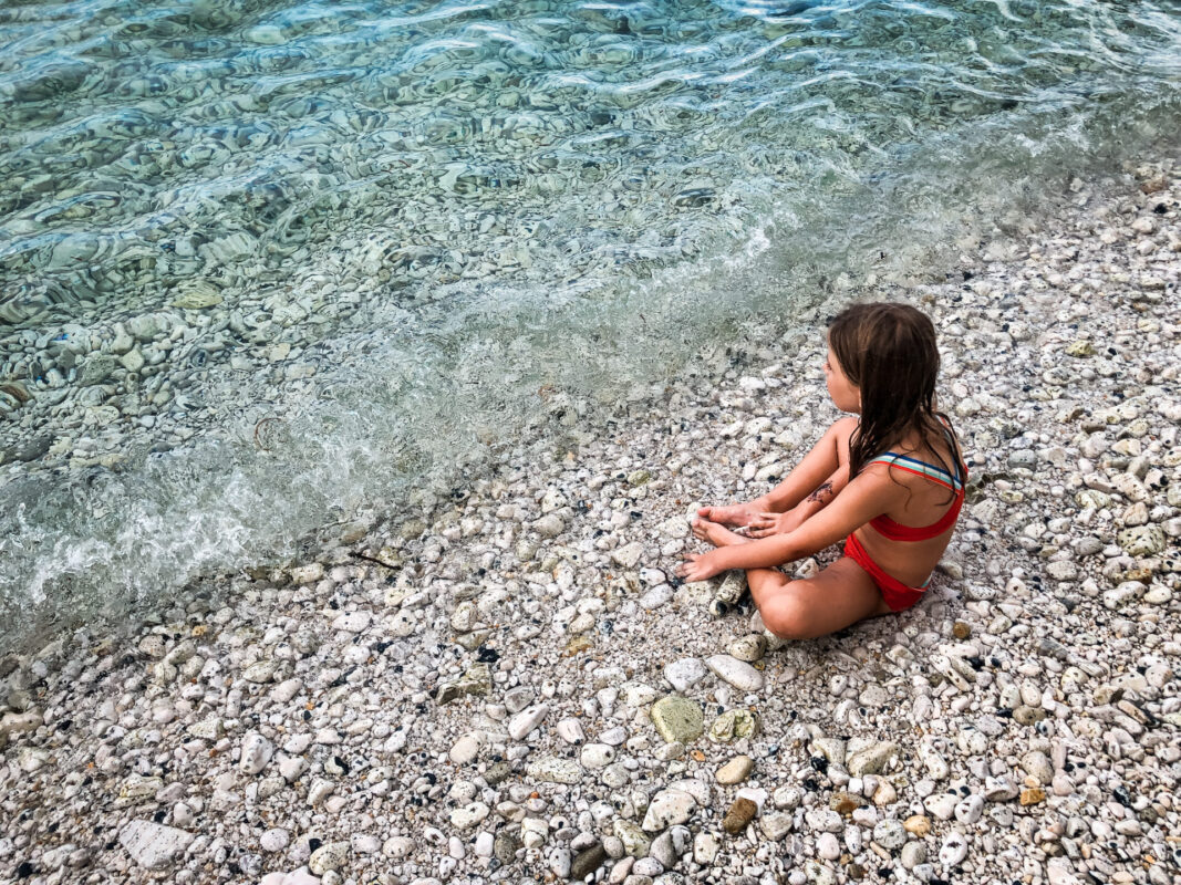 Der weiße Kiesstrand der Capo Bianco