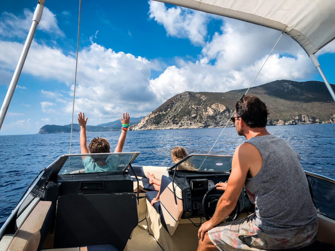 Elba mit dem Motorboot erkunden
