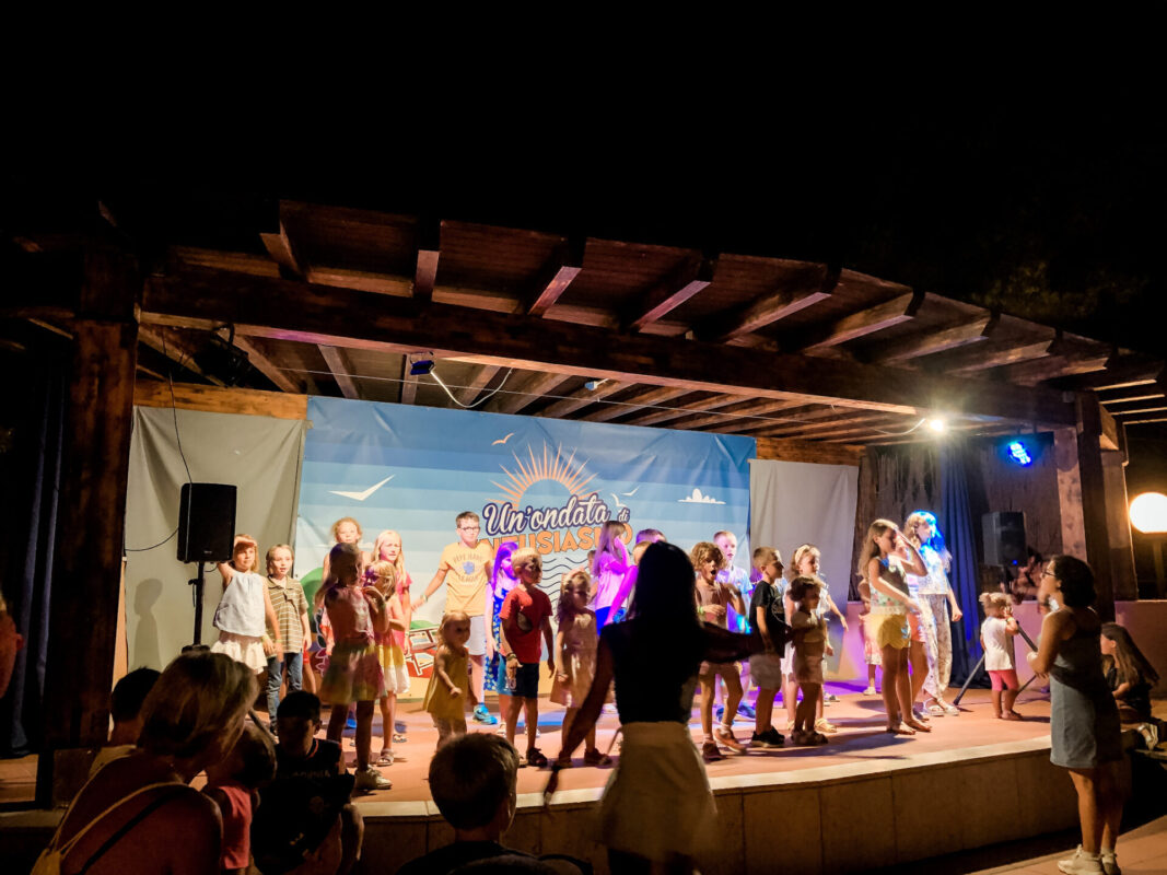 Mini Disko am Abend auf dem Campingplatz
