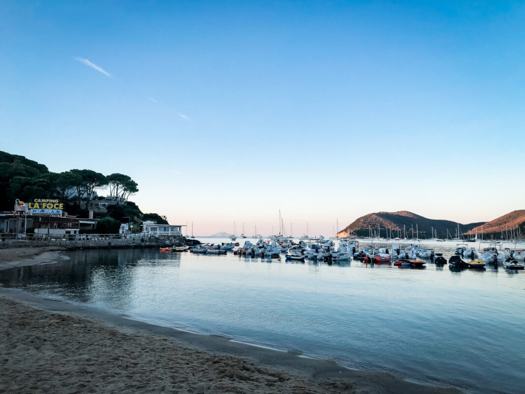 Morgenstimmung beim Yoga am Strand von Marina di Campo